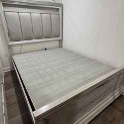 Bed frame( queen size)