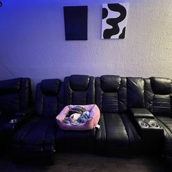 Black Leather Couch/ Sala Negra De Piel 