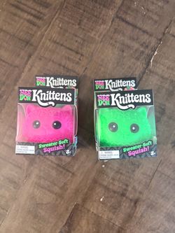 PAIR OF 1 PINK & 1 GREEN NeeDoh KNITTENS Sweater Soft Kitten Knitted Squishmas