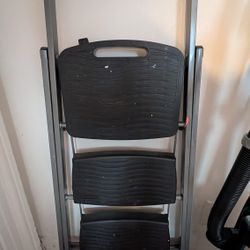 Rubbermaid 3-step ladder