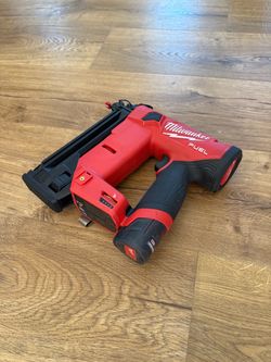 Milwaukee M12 FUEL 18GA Brad Nailer + CP2.5 Battery – Great Condition!
