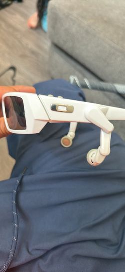 Oakley’s split thump 2.0 white