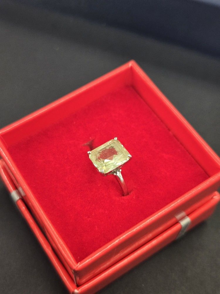 10k White Gold Green Stone Ring