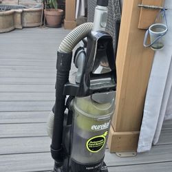 Upright Bagless Eureka 12Amp Vacuum Cleaner  Works Good