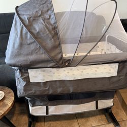 Baby Bassinet with Full Mesh Canopy – Excellent Condition