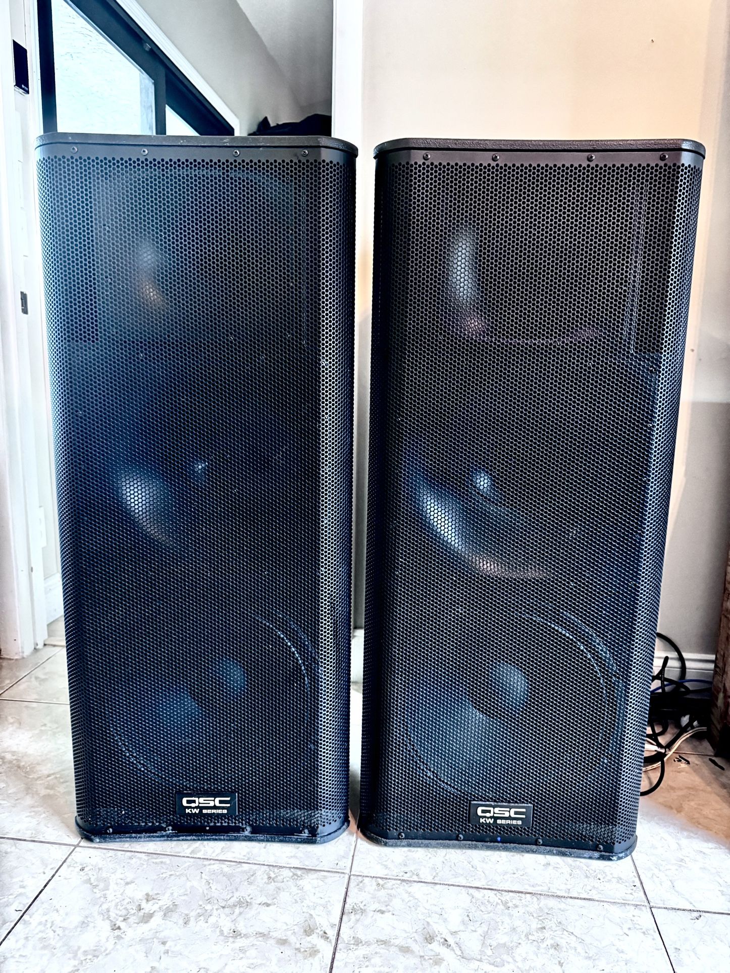 QSC KW153 3-Way 1000-Watt 15" Active Loudspeakers Blk - Qty of 2 