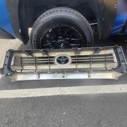 Parrilla frontal toyota tundra 2017