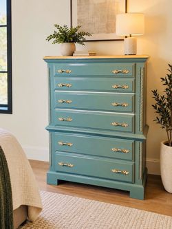 Elegant chest of drawers