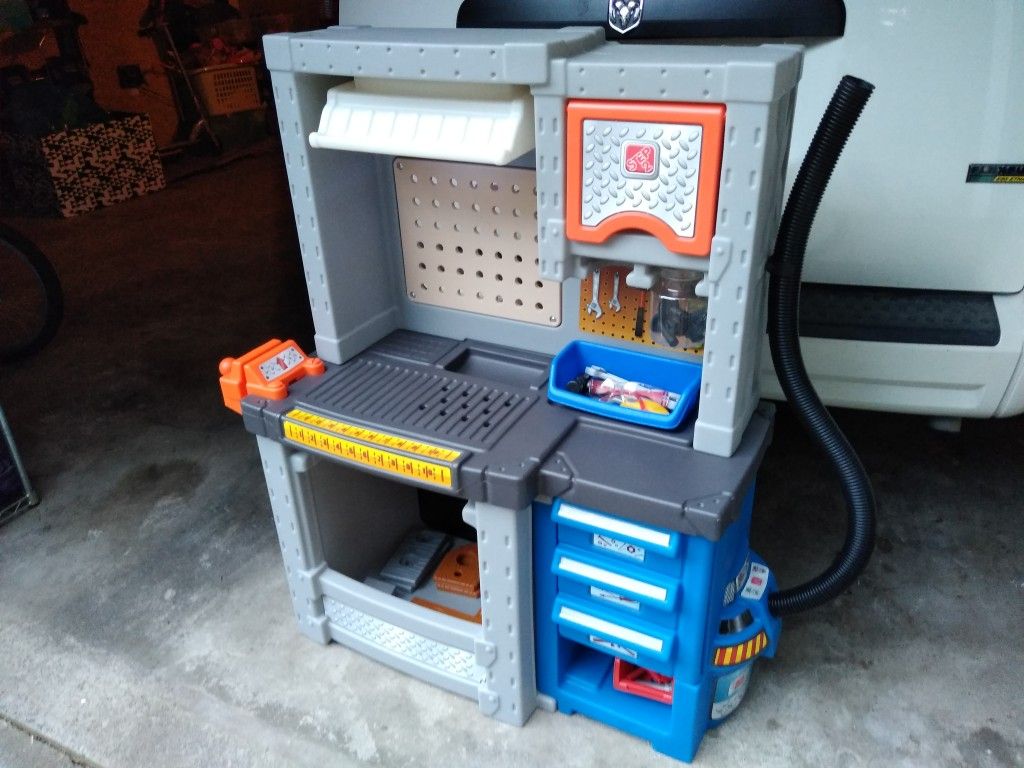 Step2 Deluxe Toy Workshop / Tool Bench