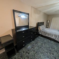 Queen Bed Room Like New