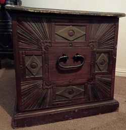 Cedar lined wood trunk w/inlay