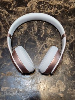 Beats Solo rose gold
