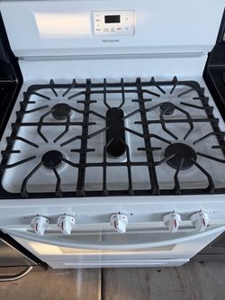 Frigidaire~📢📢🔥Like New White Gas Range Stove