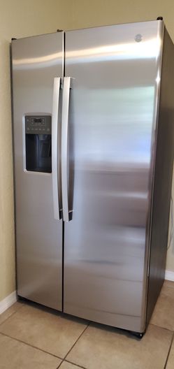 Refrigerator GE 25.3 CU. Ft.