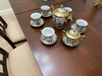 Tea pot with cups set