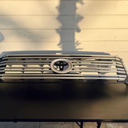 2014 - 2017 TOYOTA TUNDRA FRONT GRILLE OEM