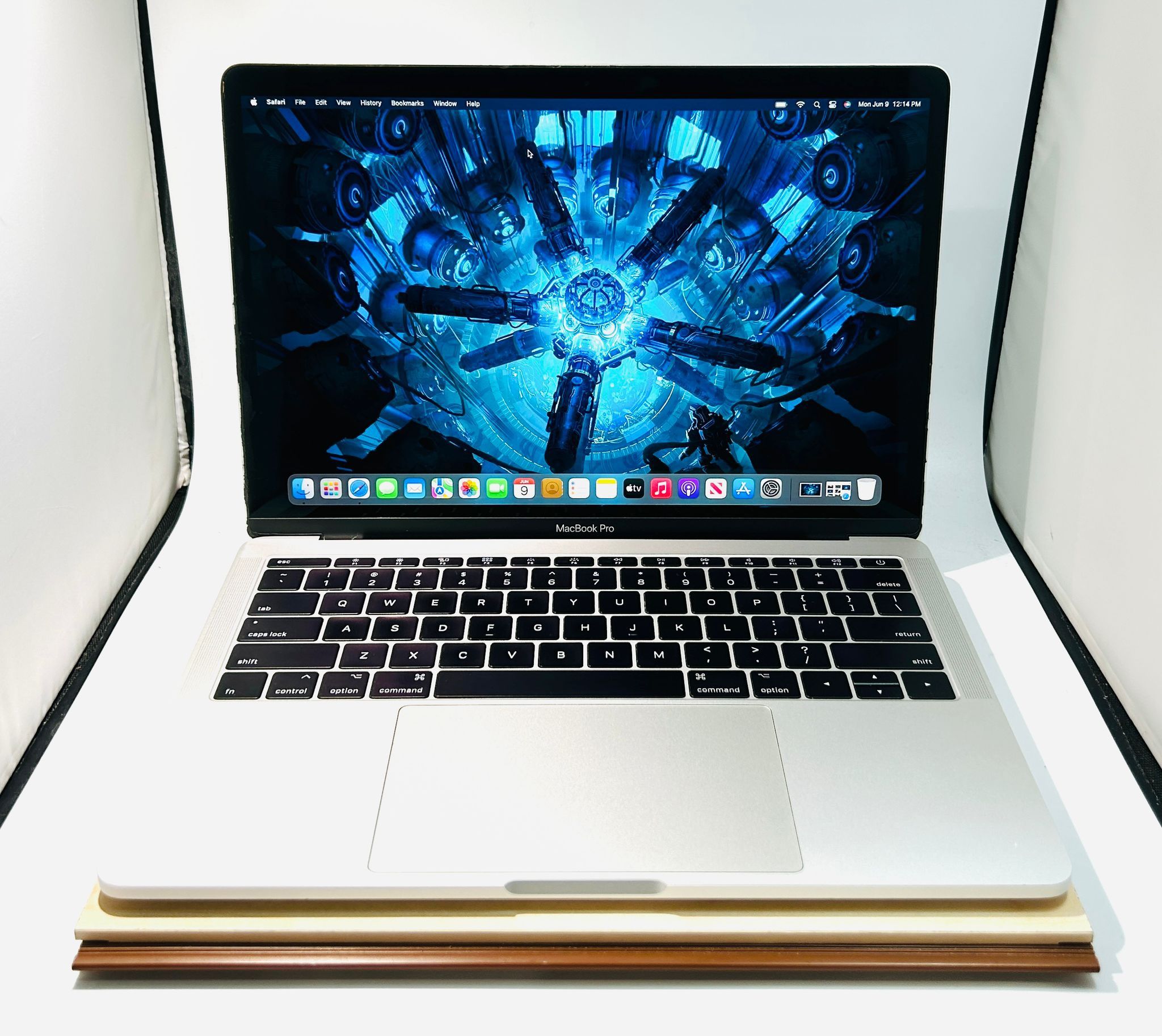 Apple MacBook Pro 13” 2017 2.3Ghz Core i5 8GB 256GB Perfect for Students//Work