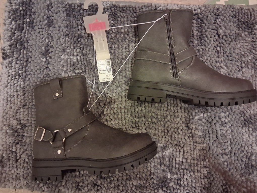 Girls Boots- Size 4 Youth