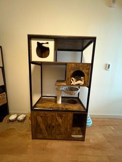 Wooden cat tree great condition