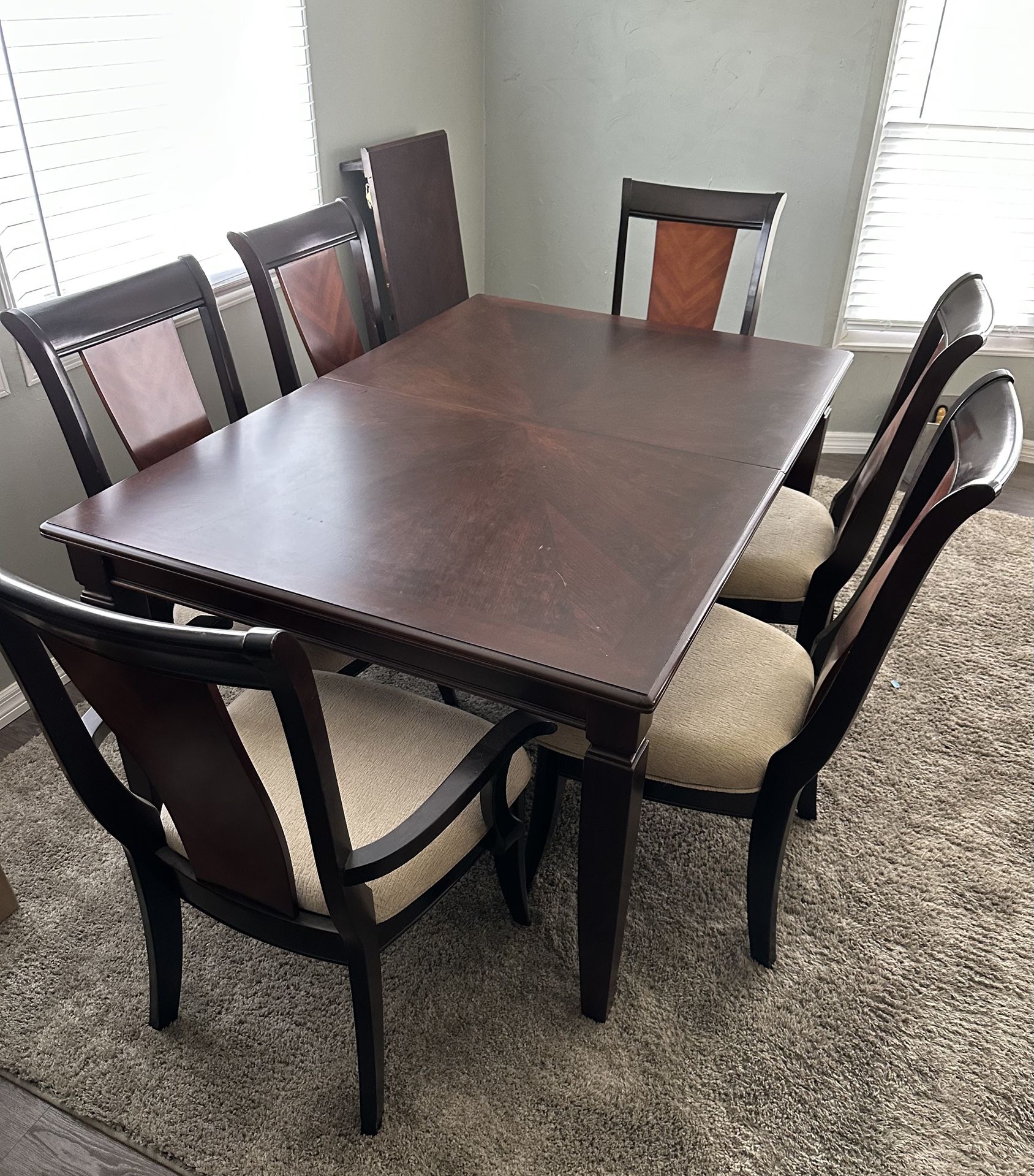 8 Piece Dining Room Table Set. Excellent Condition