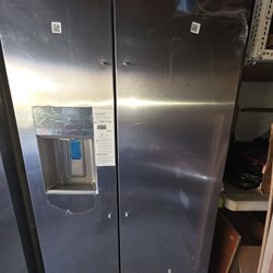 NEW Frigidaire Side-by-Side Refrigerator – Scratch & Dent – $599 – Orland Park