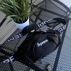 Supreme Shoulder Bag (Black)
