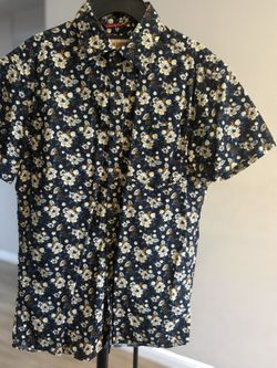 Men’s Button Shirt Size (S)
