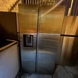 Stainless Steel Fridge Brand Samsung Water And Ice Maker Everything Works Great With A 3 Months Warranty 