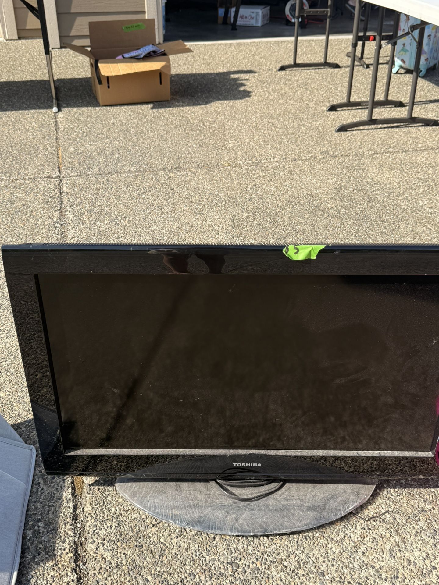 Free 32 Inch Tv. Works With Wall Bracket