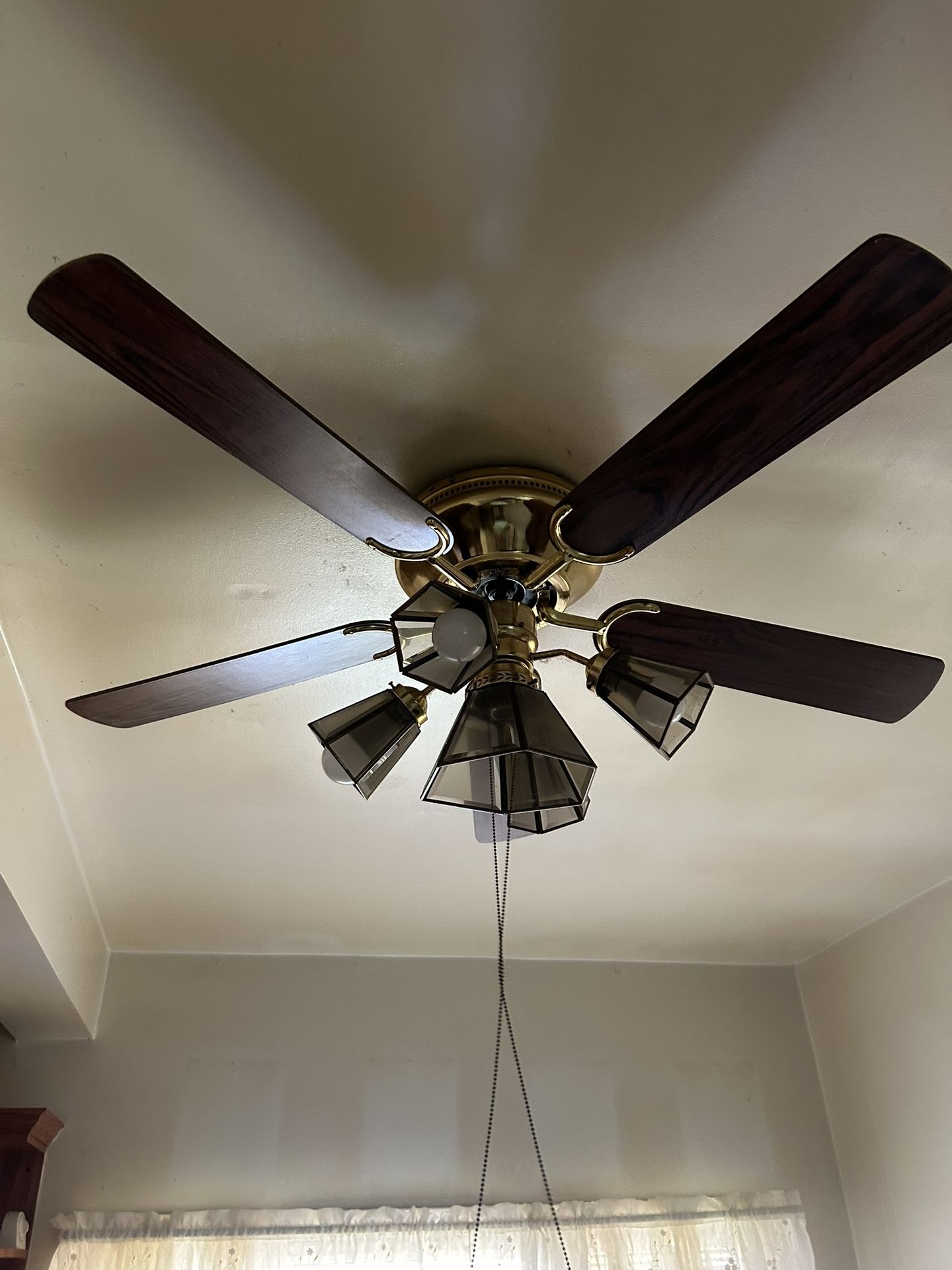 vintage-style ceiling fan with a light kit