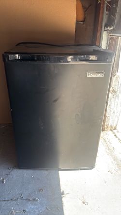 Magic chef  mini fridge