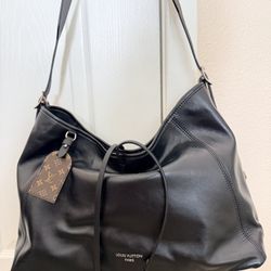  Louis Vuitton CarryAll Vibe MM