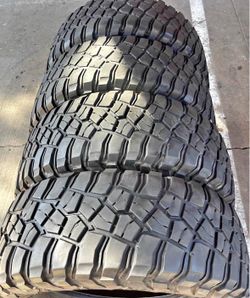 255/75/17 Bfgoodich Set de Tires en excelente condición de vida las 4