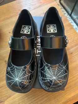 T.U.K. Black Leather Spider Buckle Size 8