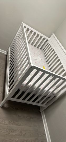 4 in one convertible crib brand new