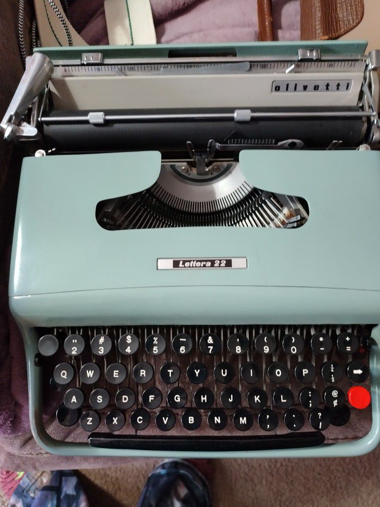 Olivetti Letters 22 Typewriter 