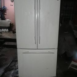Refrigerator General Electric With Ice Maker With The Freezer On The Bottom 33 In Wide 68 Height