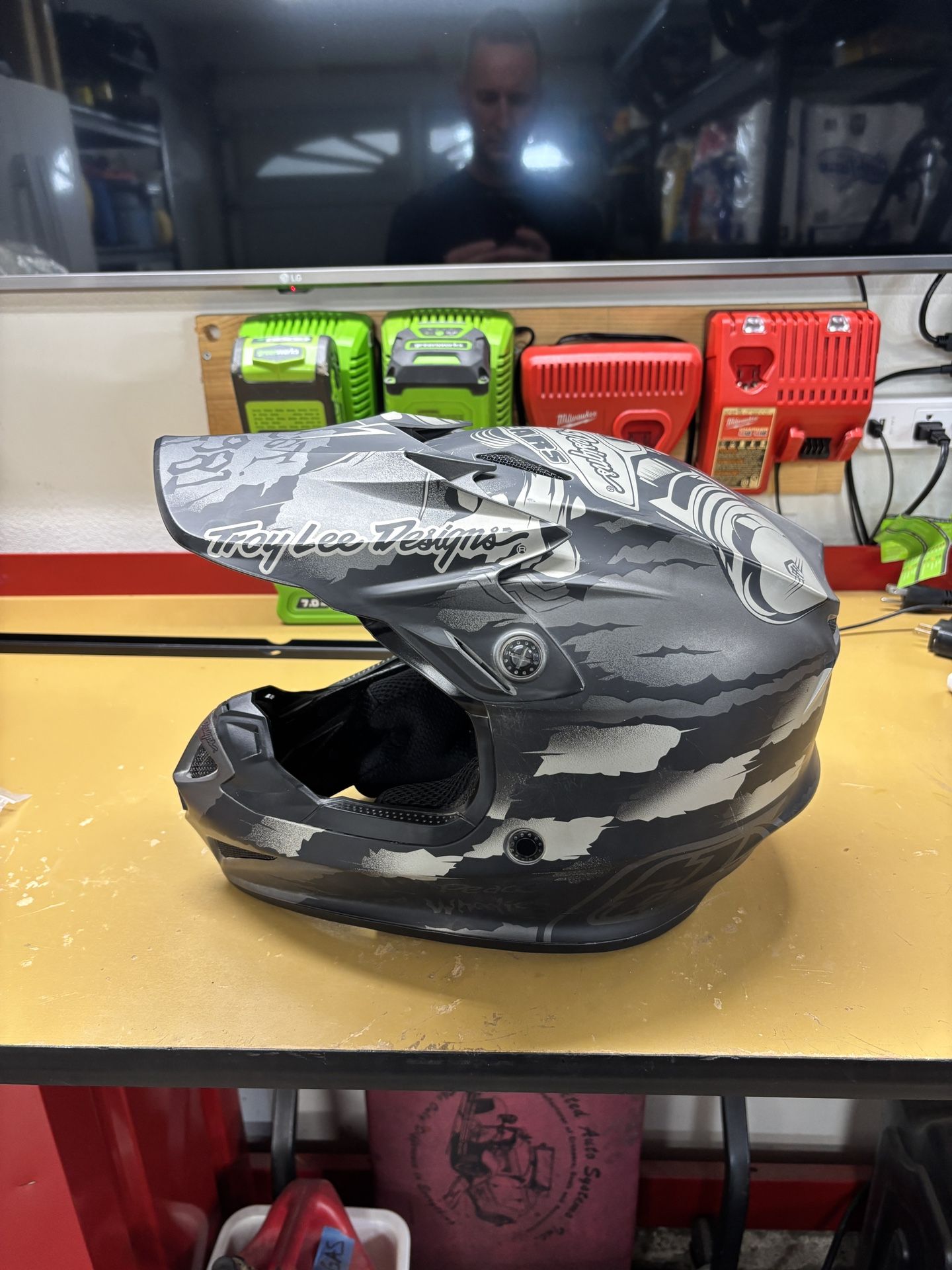 Troy Lee Designs SE4 Helmet – M/L – Great Shape – Includes Both Liners