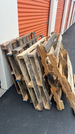 Free 17 wood pallets 5 plastic pallets Costa Mesa
