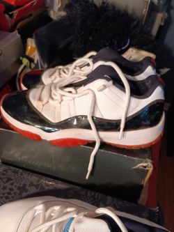 Air Jordan 11 Low Bred Sneakers