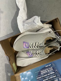 New Women’s Skechers Memory Foam Sneakers - Size 6 (Grey)
