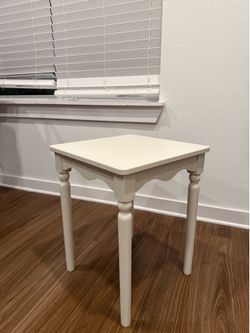 White End Table / Side Table