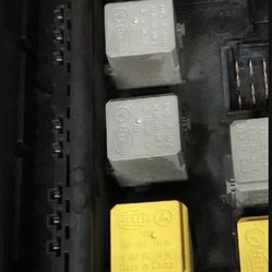 2500 FUSE BOX (contact info removed)7 MERCEDES SPRINTER 2500 FUSE BOX A {contact info removed}