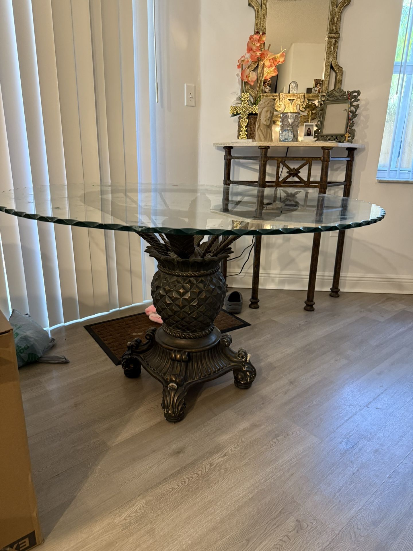 Dinning Table - Round glass