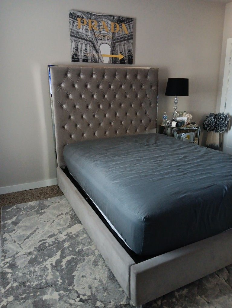 Queen Size Button Tuffted Bed