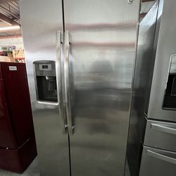 GE Refrigerator w/ Ice Maker & Water Dispenser 