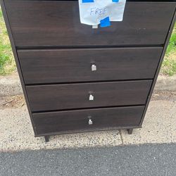 Curb alert  - free four draw dresser