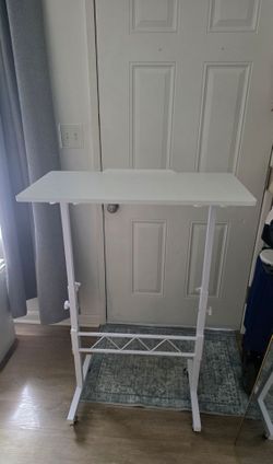 Adjustable standing desk