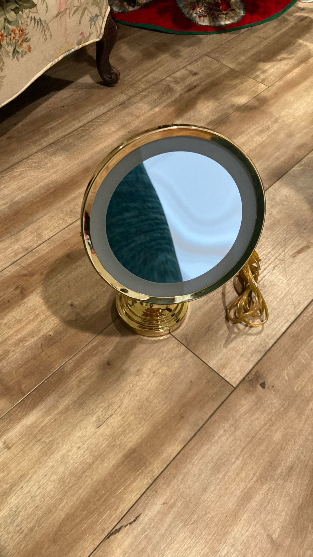 Magnifying Mirror With Light