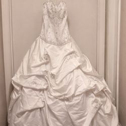 Size 20 David’s Bridal  Originally $1250 Selling for $500 obo   Fell in love with this dress of my dreams and became pregnant before our wedding so we